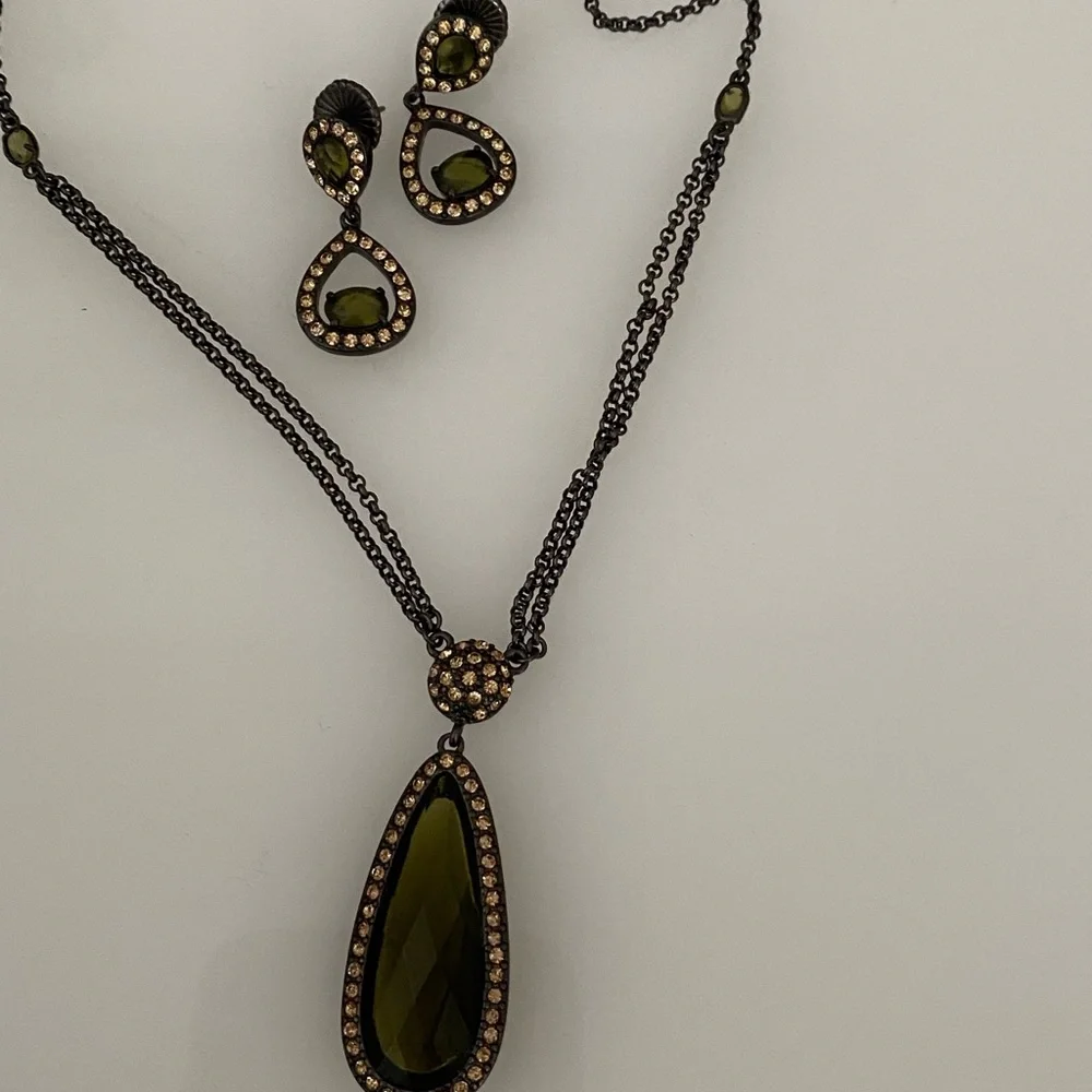 Ellen Tracy Necklace & Earring Set lovely‎ Unique